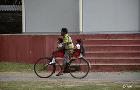Vater mit Kindern auf Fahrrad in Jaffna