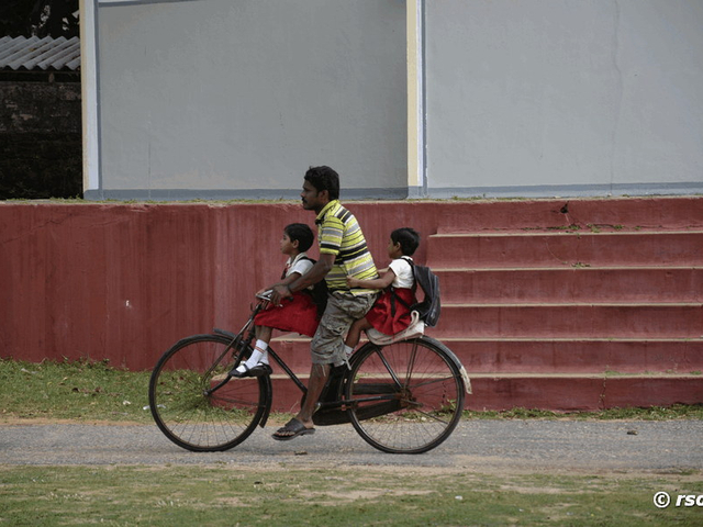 Vater mit Kindern auf Fahrrad in Jaffna