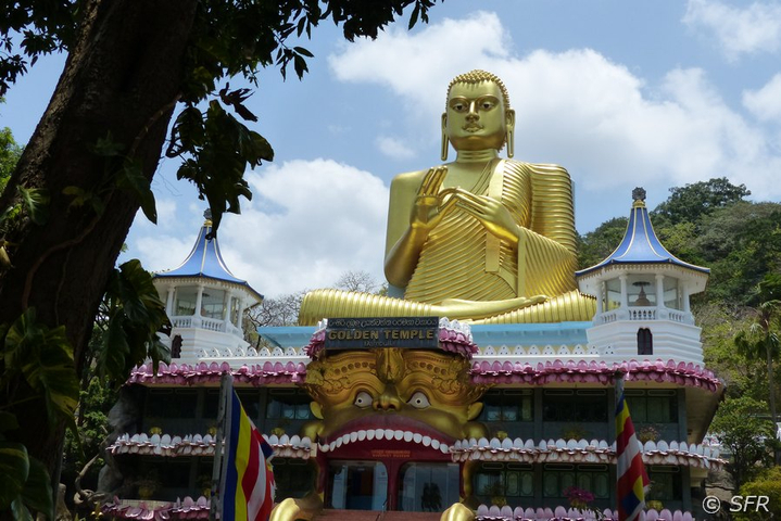 goldener Buddha in Dambulla