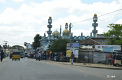Straße mit Moschee in Vavuniya