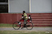 Vater mit Kindern auf Fahrrad