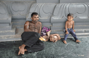 Mann mit Sohn im Hindutempel