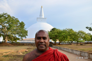 Mönch vor einer Stupa in Anuradhapura
