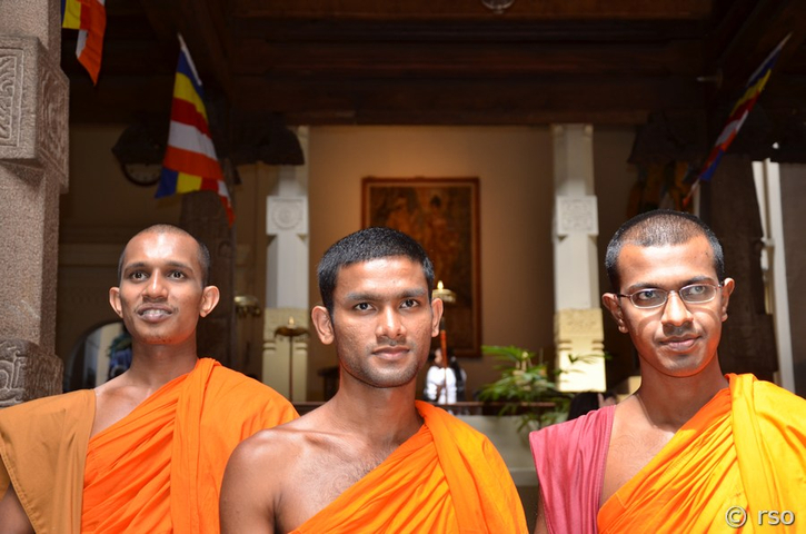 Mönche im Zahntempel in Kandy
